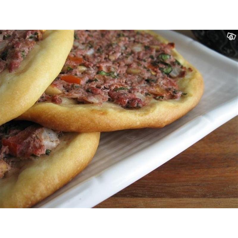 Lahmacun Köttfärspizza/Pizza med zaatar/ost